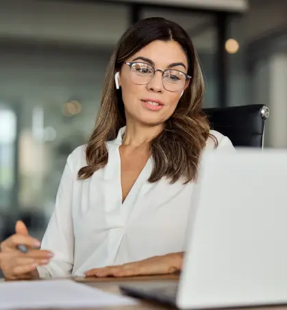 Profesional mujer revisando informaci&oacute;n en una computadora en referencia a fidelidad, dinero y falsificcaci&oacute;n en referencia a los seguros de empresa de Seguros Caracas