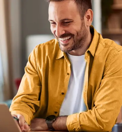 Joven contento en una reuni&oacute;n virtual en referencia a la inclusi&oacute;n autom&aacute;tica de cl&aacute;usulas no onerosas en referencia a los seguros de empresa de Seguros Caracas