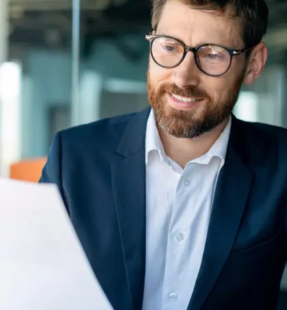 Ejecutivo revisando contrato en referencia a responsabilidad civil extracontractual en referencia a los seguros de empresa de Seguros Caracas