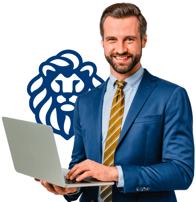 Ejecutivo sonriendo tranquilo en referencia a los seguros de empresa de Seguros Caracas