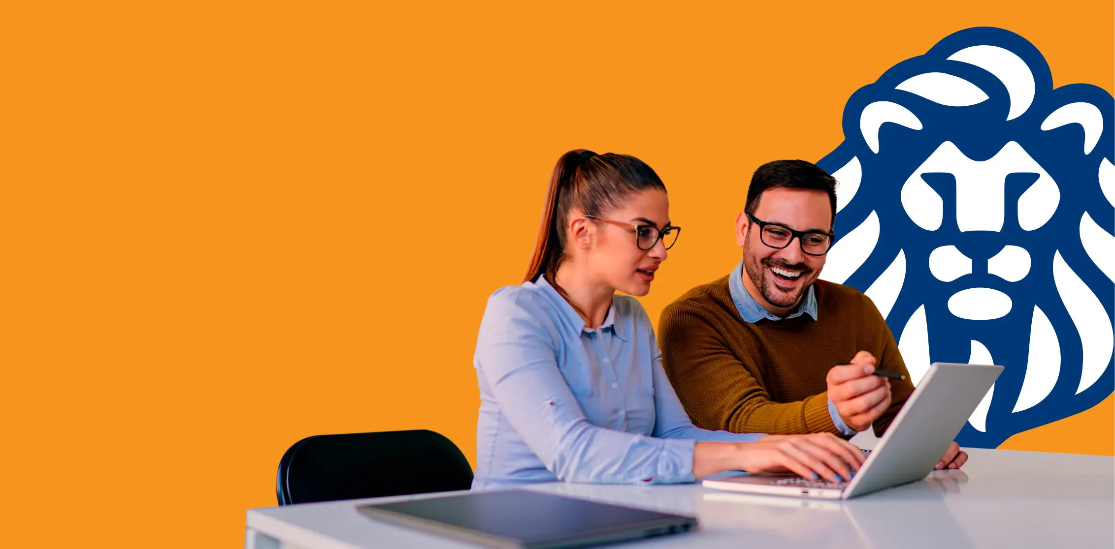 Dos personas revisando la informaci&oacute;n en una laptop en referencia a los seguros de empresa de Seguros Caracas