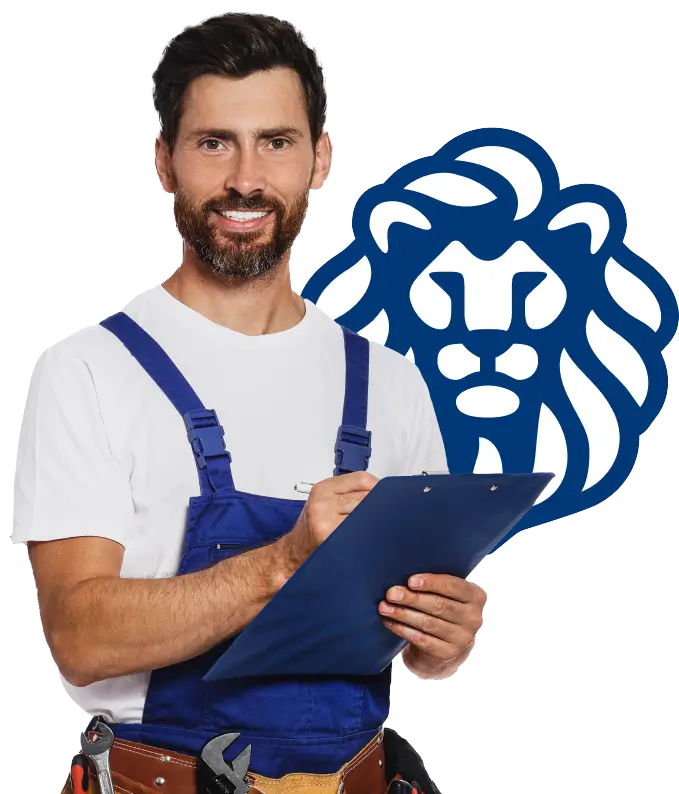 Plomero tomando apuntes en referencia a la Asistencia al Hogar en referencia a seguros hogar de Seguros Caracas