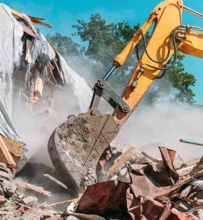 Maquinaria demoliendo un lugar en referencia a coberturas complementarias de seguros hogar de Seguros Caracas
