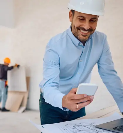 Un arquitecto trabajando en obra en referencia a coberturas complementarias de seguros hogar de Seguros Caracas