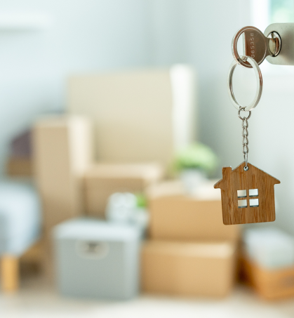 Llavero con forma de casa en referencia a coberturas complementarias de seguros hogar de Seguros Caracas