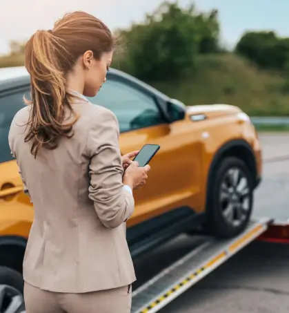 Imagen de un veh&iacute;culo particular siendo transportado en una camabaja en referencia a la cobertura del seguro de responsabilidad civil vehicular de Seguros Caracas