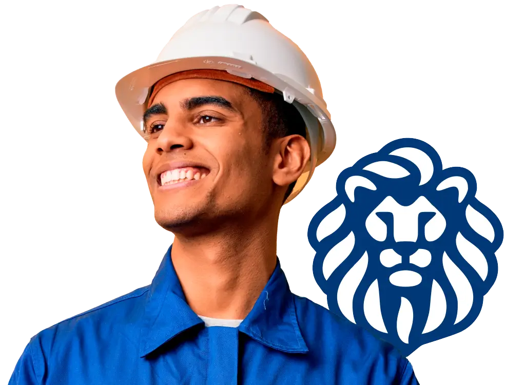 Trabajador de la construcci&oacute;n con casco blanco en referencia a las p&oacute;lizas patrimoniales especializadas para empresas de construcci&oacute;n o de manufactura de Seguros Caracas