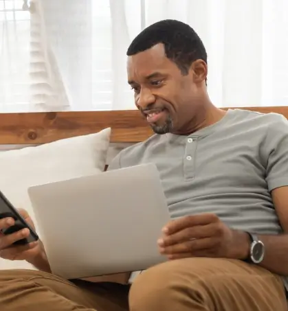 Hombre revisando contrato en referencia a la p&oacute;liza de seguro de incendio de Seguros Caracas