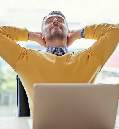 Ejecutivo descansando en su asiento en referencia a la p&oacute;liza de seguro dinero y valores en referencia a los seguros patrimoniales de Seguros Caracas