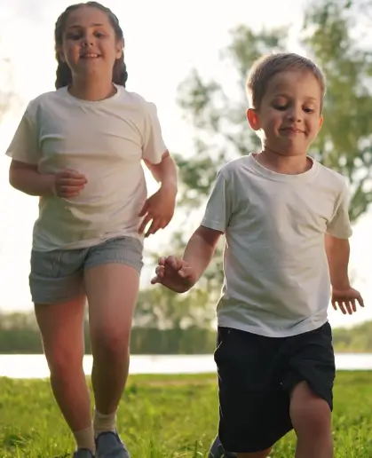 Dos ni&ntilde;os menores corriendo tranquilos en referencia a los beneficios de seguros de vida individual temporal de Seguros Caracas