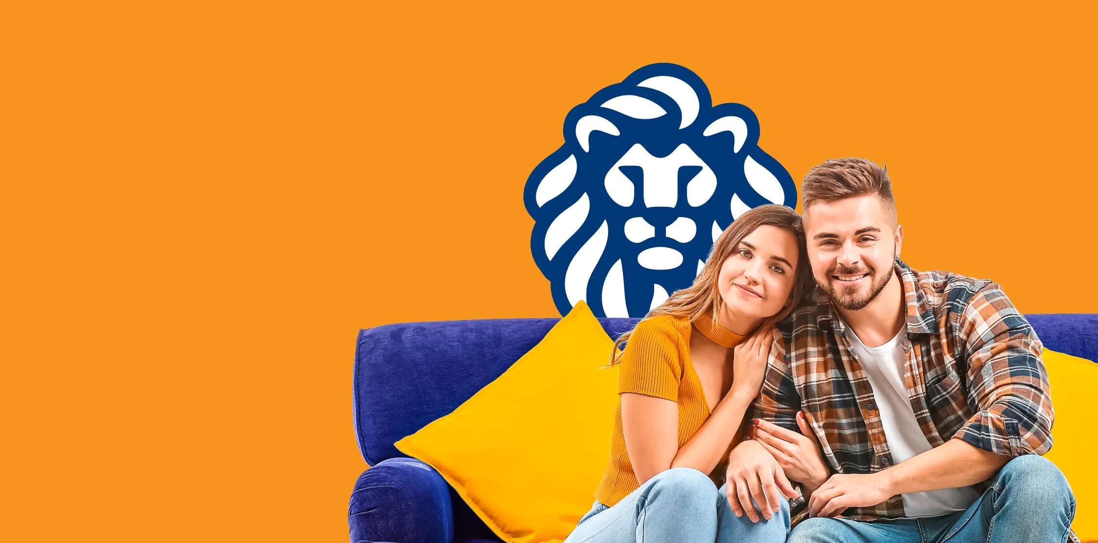 Imagen de una pareja joven c&oacute;modos en su sof&aacute; en referencia a la P&oacute;liza de Seguro de Incendio de Seguros Caracas