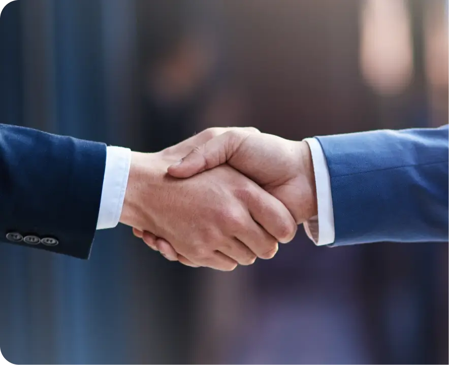 Imagen de apret&oacute;n de manos entre dos ejecutivos en referencia a los Aliados de Seguros Caracas