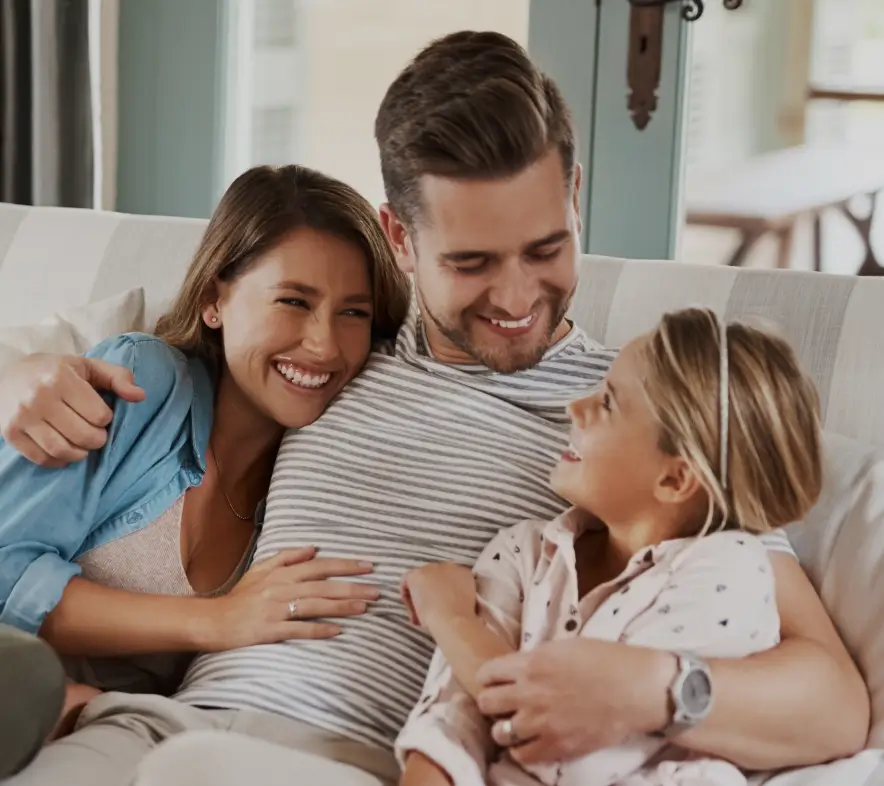 Familia de padre, madre e hija sonriendo en referencia a la tranquilidad que brinda ser un asegurado de Seguros Caracas