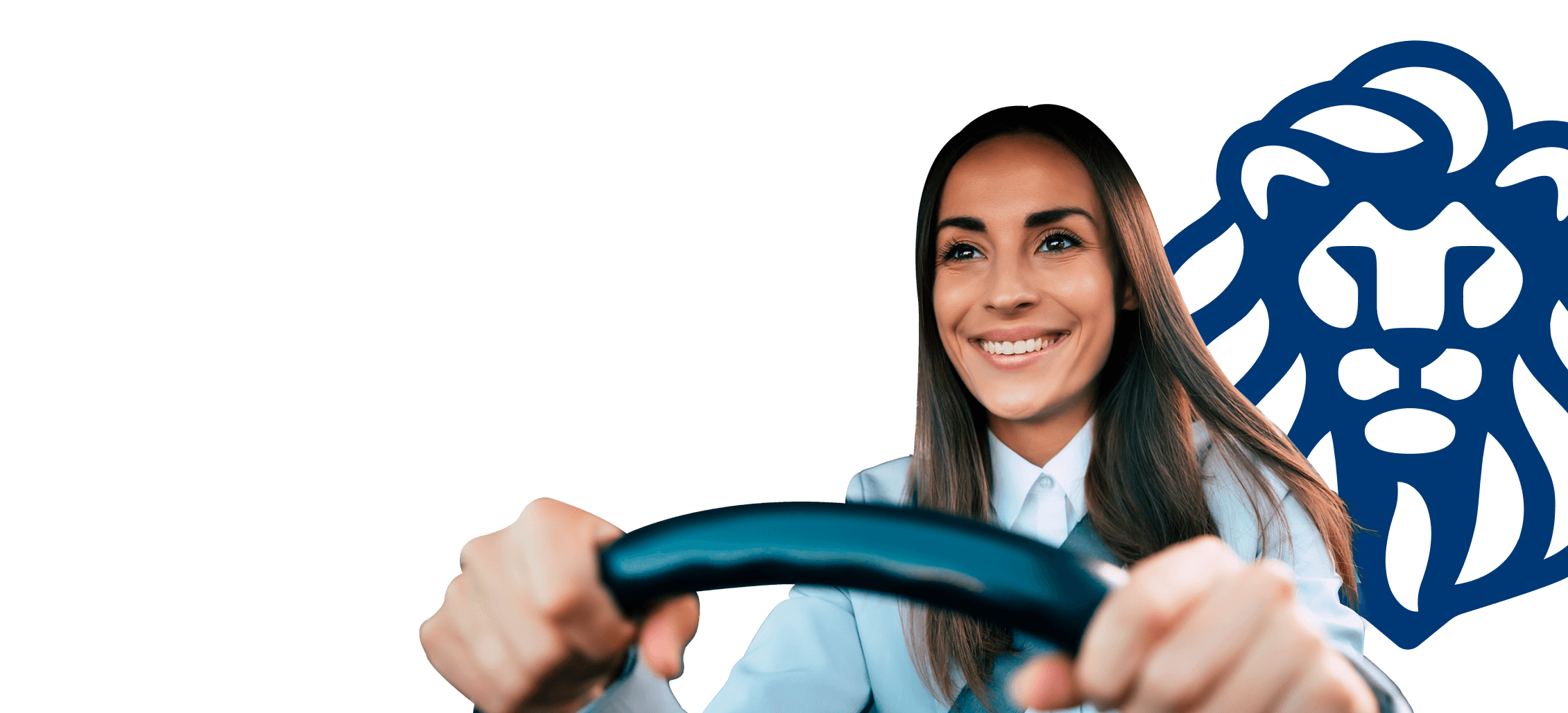 Mujer adulta conduciendo un veh&iacute;culo sonriente en referencia al seguro de responsabilidad civil vehicular de Seguros Caracas