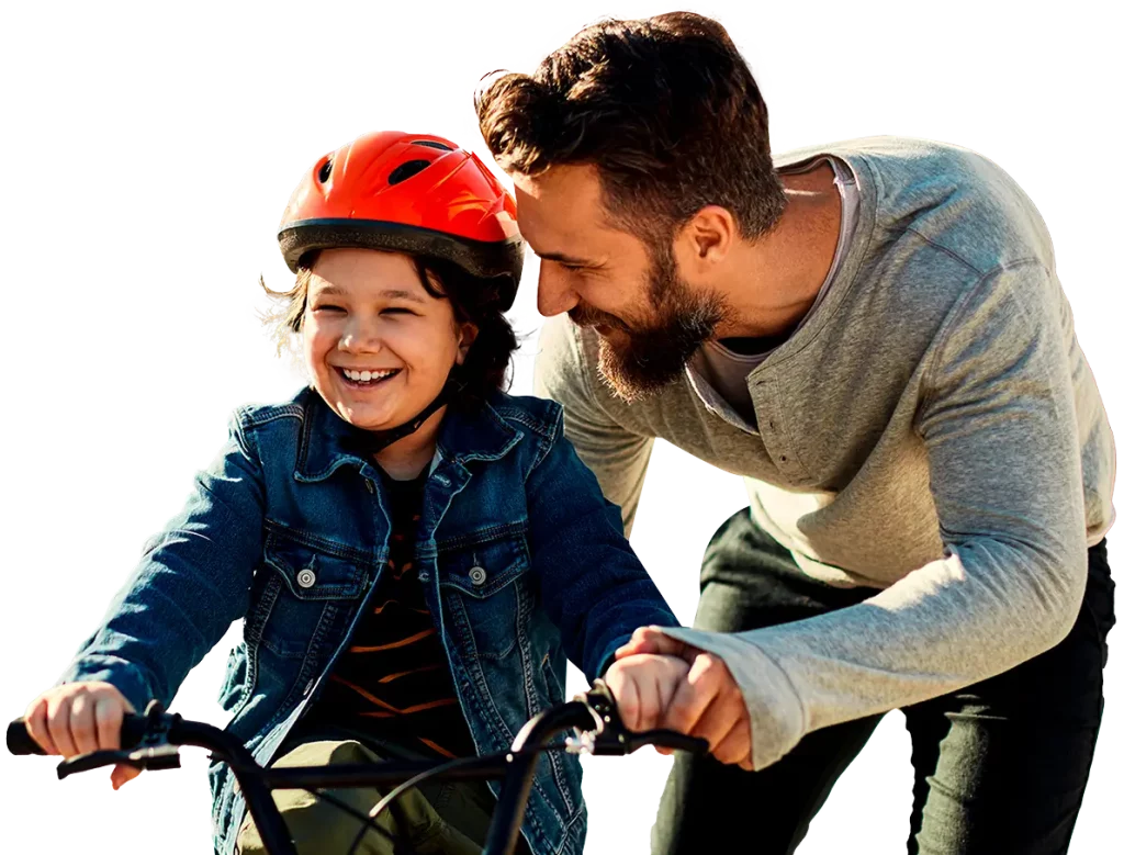 Padre de familia ense&ntilde;ando a su hijo a montar en bicicleta en referencia a la P&oacute;liza de Seguro de Accidentes Personales Individual de Seguros Caracas