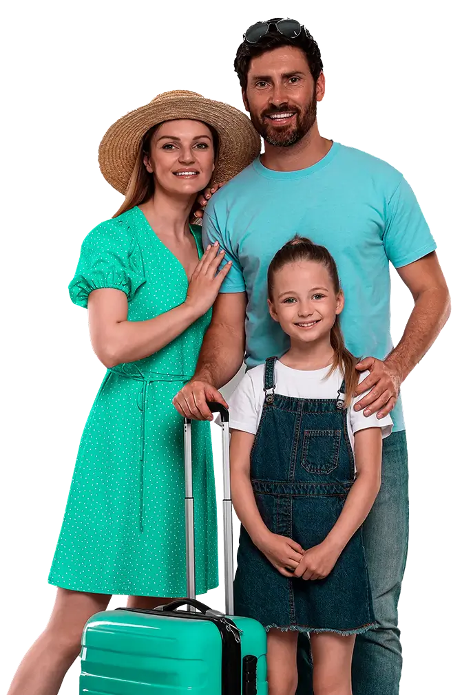 Imagen de una familia con ropa de viaje feliz y tranquila en referencia a los seguros de Salud exterior de Seguros Caracas