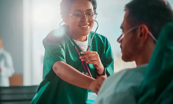 Doctora atendiendo un paciente en la Red de Cl&iacute;nicas en referencia a las p&oacute;lizas de salud de Seguros Caracas y sus beneficios